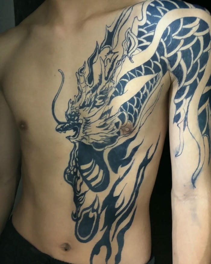 Hình xăm kỳ lân đen trắng vờn mây trên ngực phải