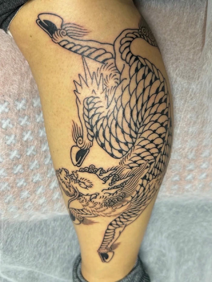 Hình xăm kỳ lân ở bắp chân chi tiết sắc nét