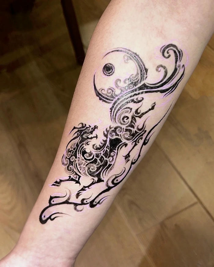 Hình xăm kỳ lân ở cánh tay nét đen đơn giản