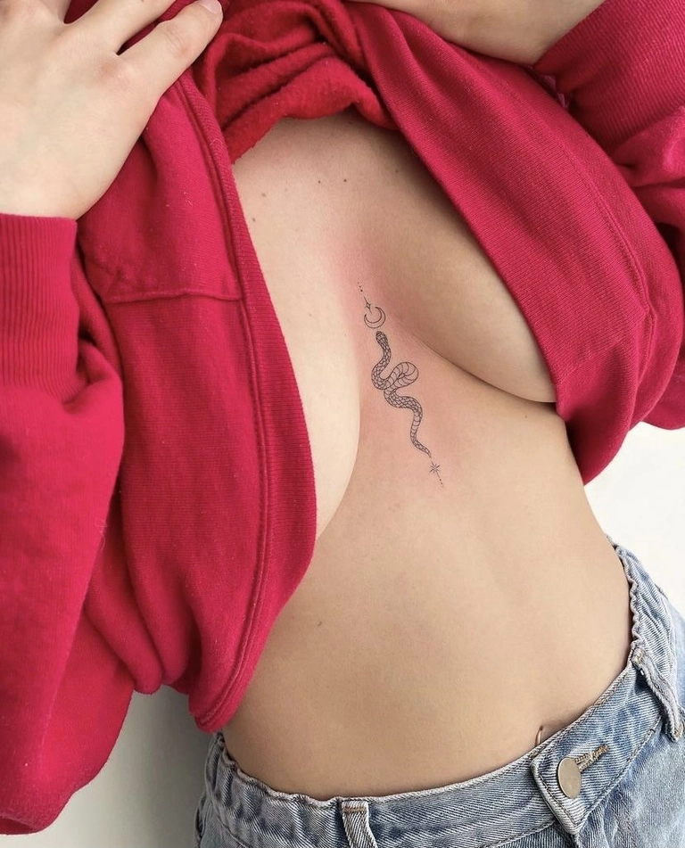 Hình xăm ở ngực cho nữ ý nghĩa