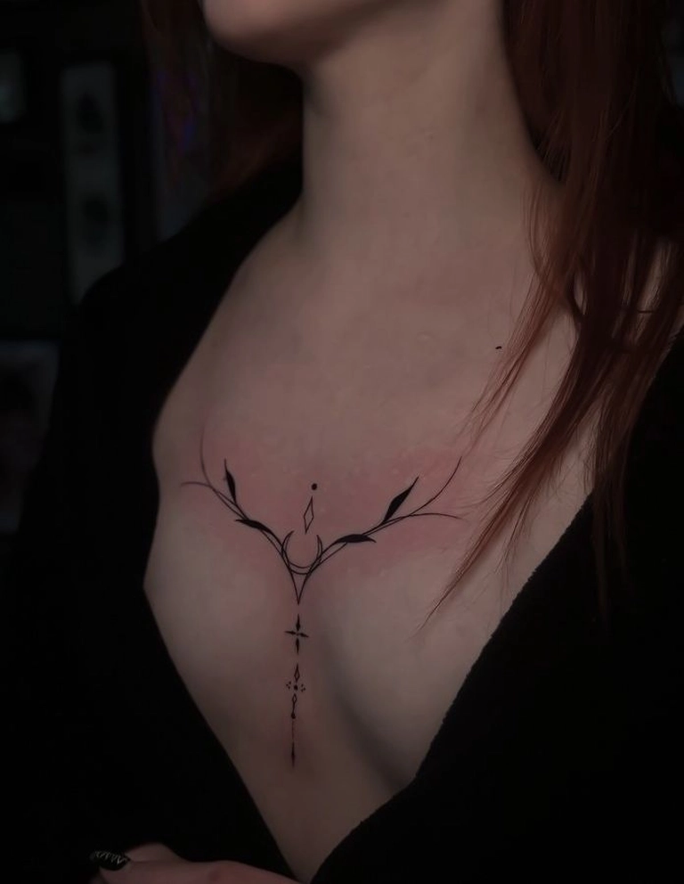 Hình xăm ở ngực thẩm mỹ nhẹ nhàng