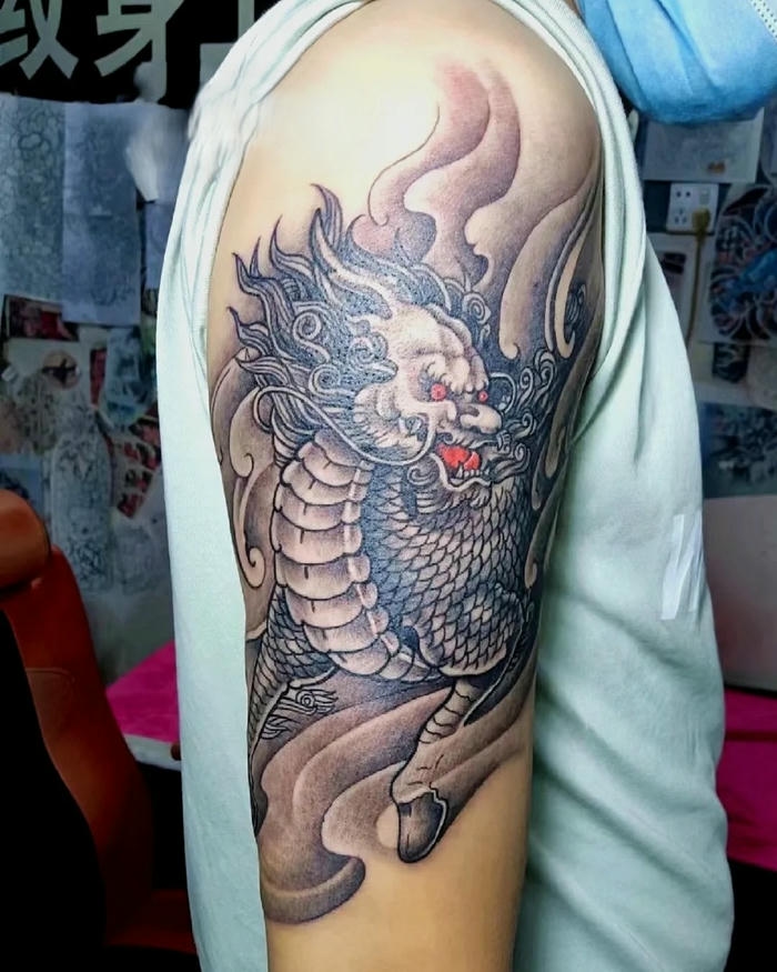 Hình xăm rồng kỳ lân bắp tay màu sắc ấn tượng