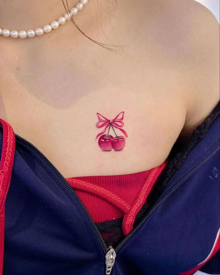 Hình xăm trước ngực cho nữ thanh lịch