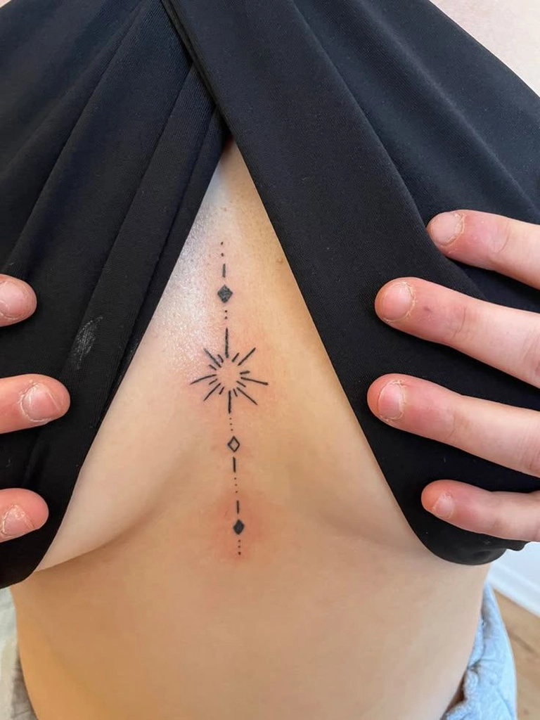 Hình xăm trước ngực nữ duyên dáng nhẹ