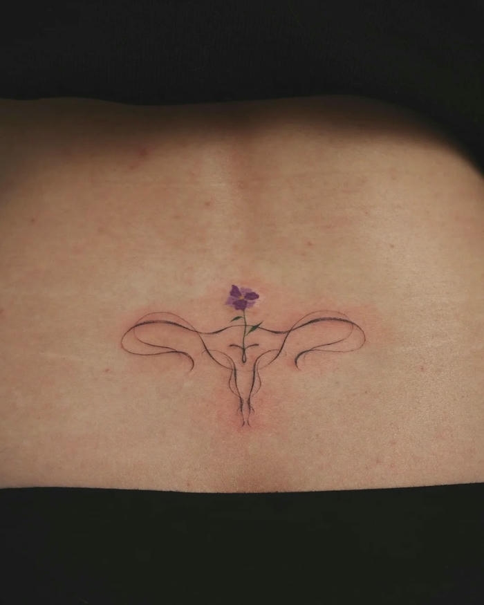 Hình xăm vùng kín biểu tượng tử cung nở hoa mini