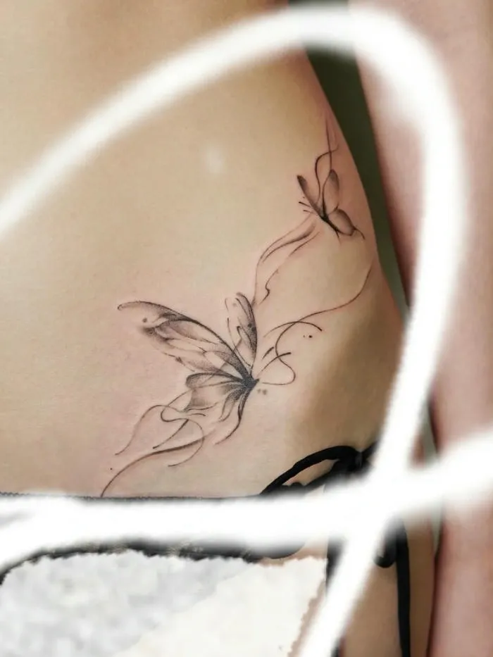 Hình xăm vùng kín cánh bướm bay bổng ở hông eo