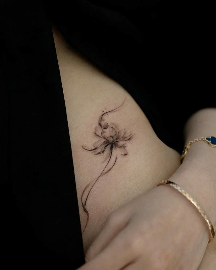 Hình xăm vùng kín họa tiết hoa nét mảnh trừu tượng