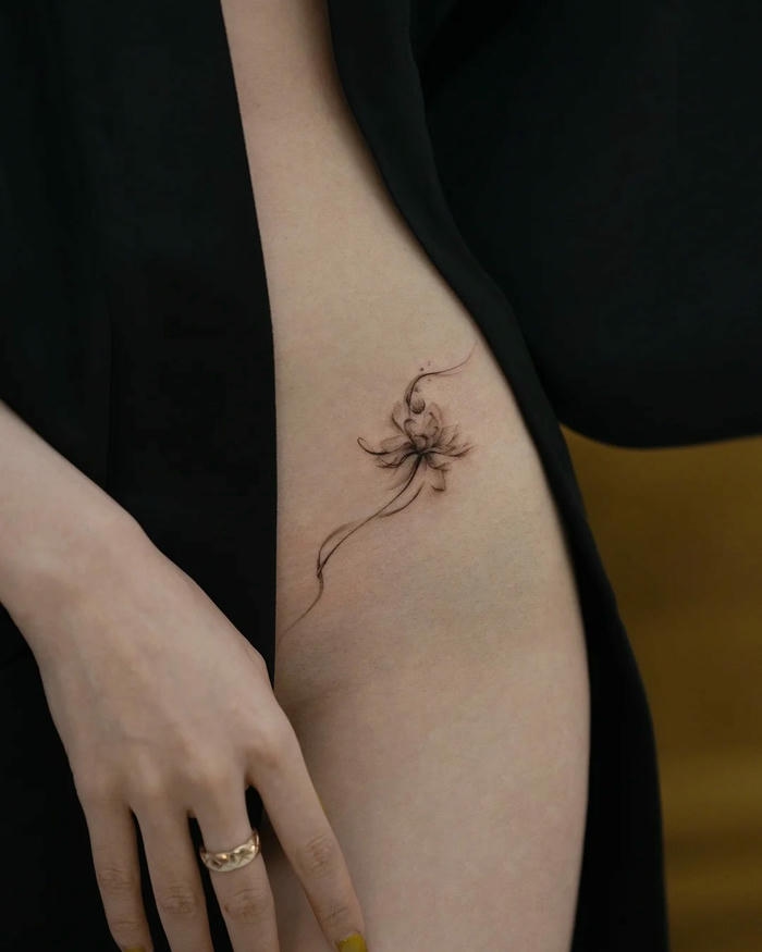 Hình xăm vùng kín hoa văn mảnh nhỏ ở xương hông