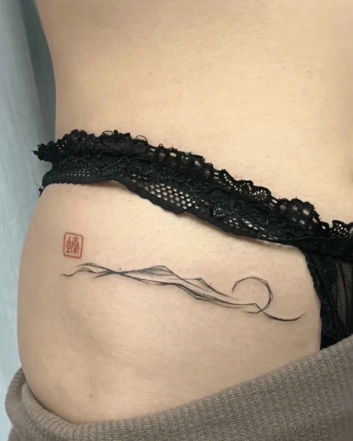 Hình xăm vùng kín nét núi non tối giản xương hông