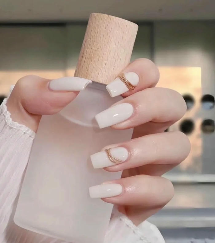 Kiểu nail trắng vuông trơn tối giản thanh lịch nhất