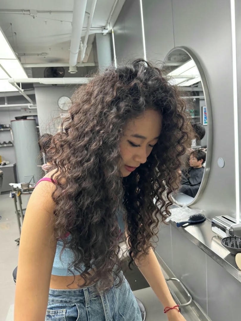 Kiểu tóc Hippie dài đen dày bồng bềnh đầy ấn tượng