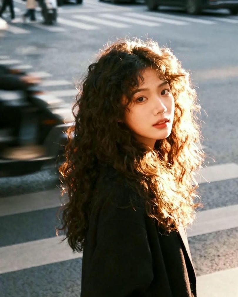 Kiểu tóc Hippie dài đen nổi bật dưới ánh nắng rực rỡ