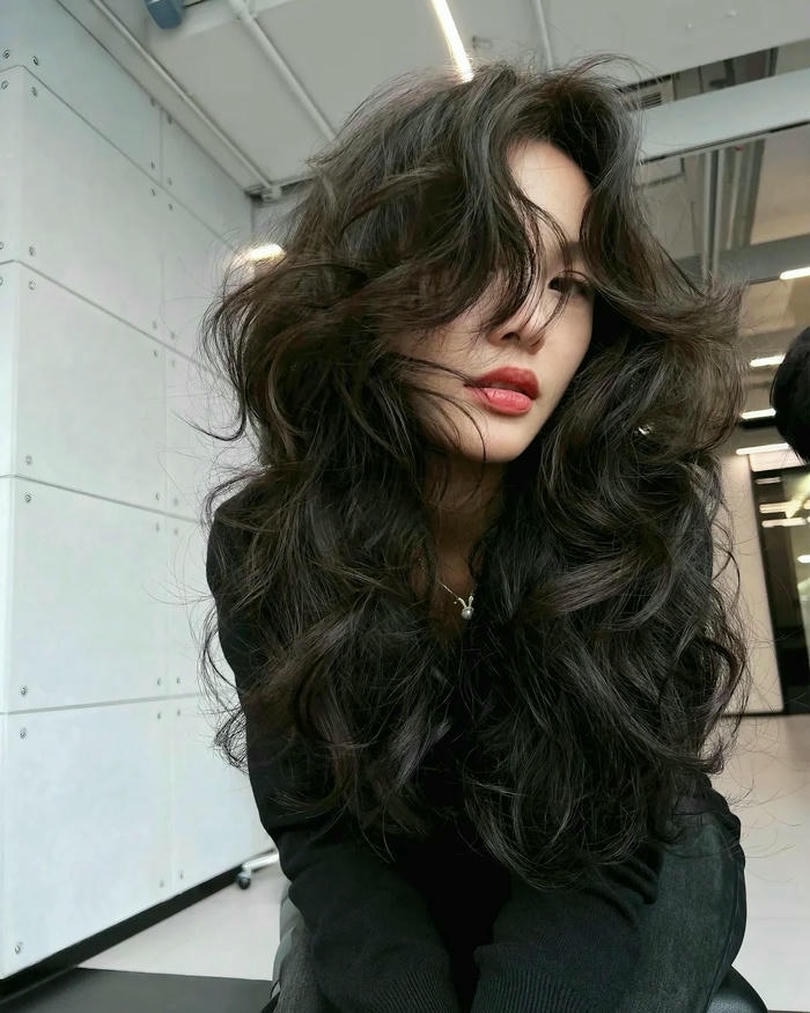 Kiểu tóc Hippie đen tuyền bồng bềnh quyến rũ và cuốn hút