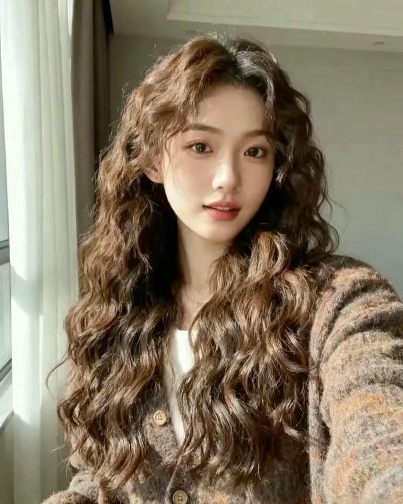 Kiểu tóc Hippie lọn to màu nâu hạt dẻ sang trọng