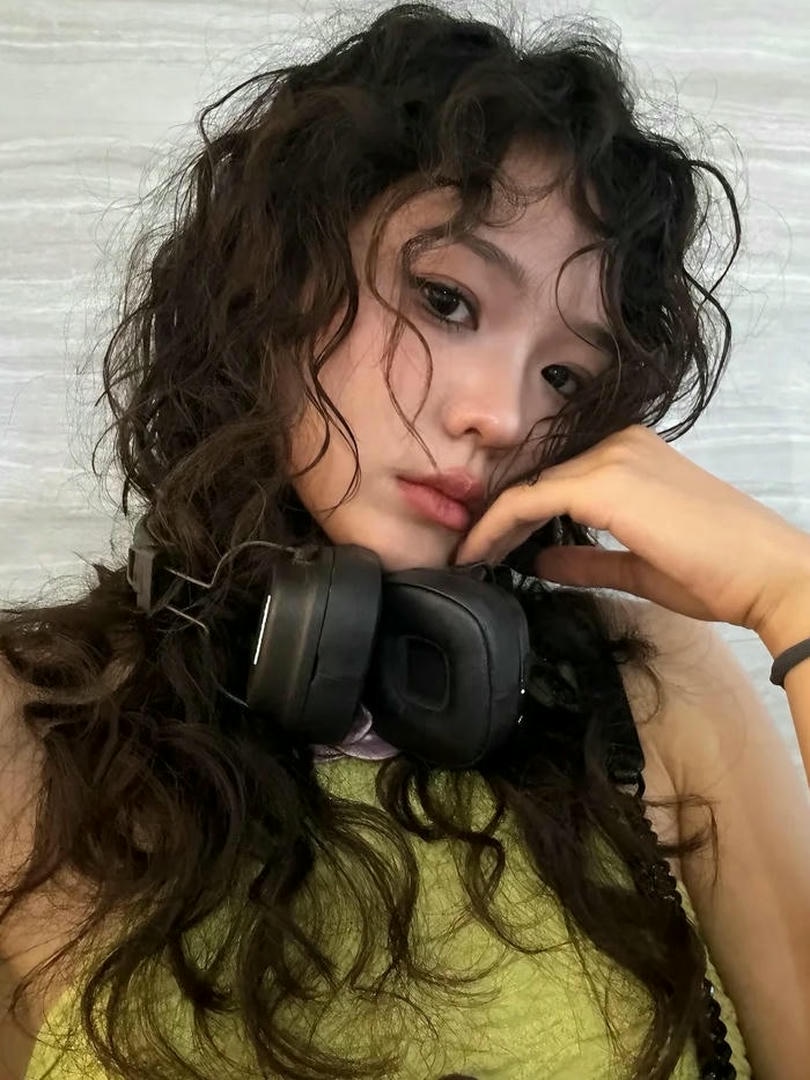 Kiểu tóc Hippie ngắn mái thưa phong cách nghịch ngợm cá tính