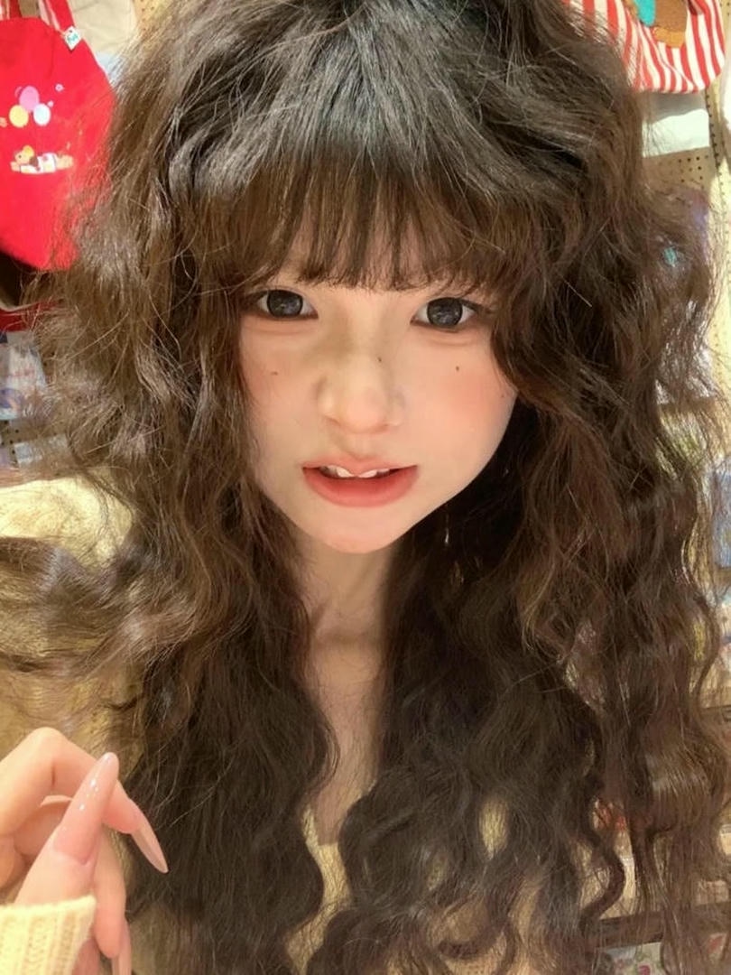 Kiểu tóc Hippie ngắn xù mì có mái ngố dễ thương