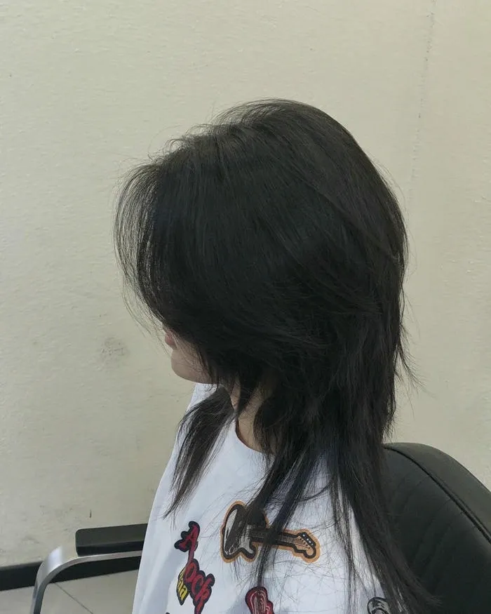 Kiểu tóc đuôi sói nữ ngắn màu đen tự nhiên đơn giản