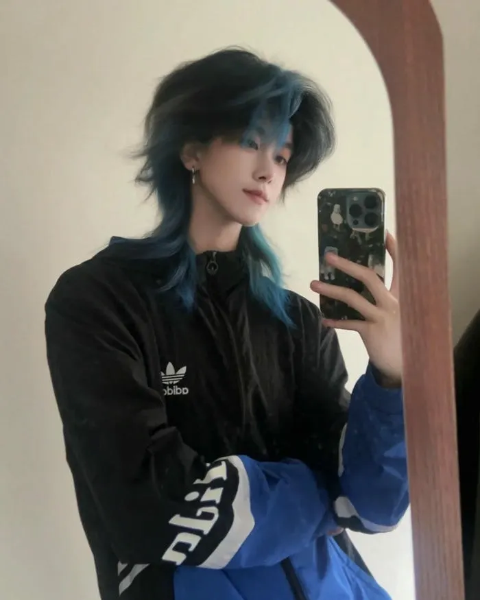 Kiểu tóc mullet layer nữ dài kết hợp light xanh dương