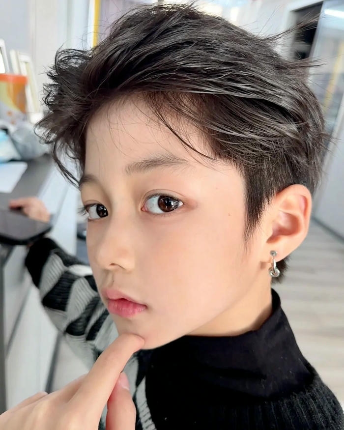 Kiểu tóc nam đẹp cho bé trai vuốt ngược dễ thương