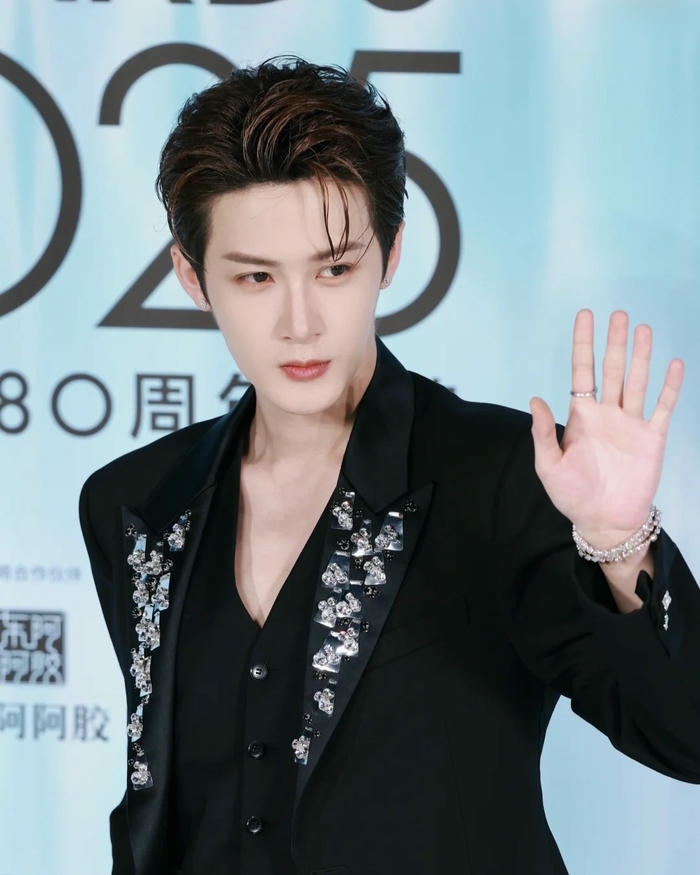 Kiểu tóc nam lịch lãm vuốt ngược mặc vest sang trọng