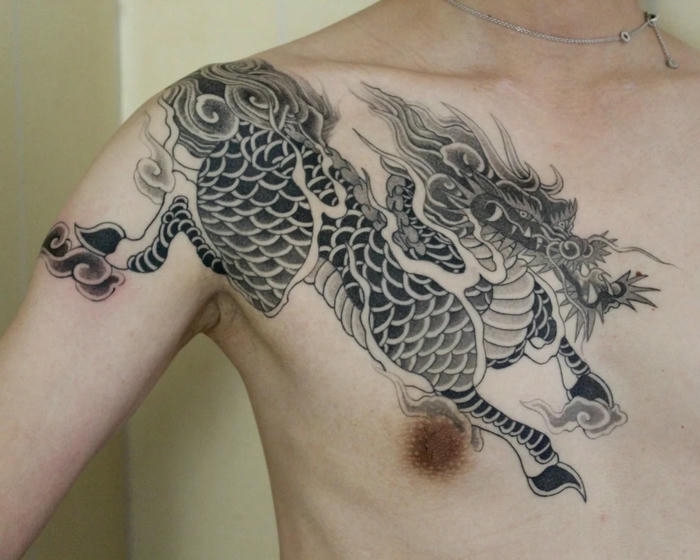 Kỳ lân tattoo ngực vai đen trắng dũng mãnh và đẹp