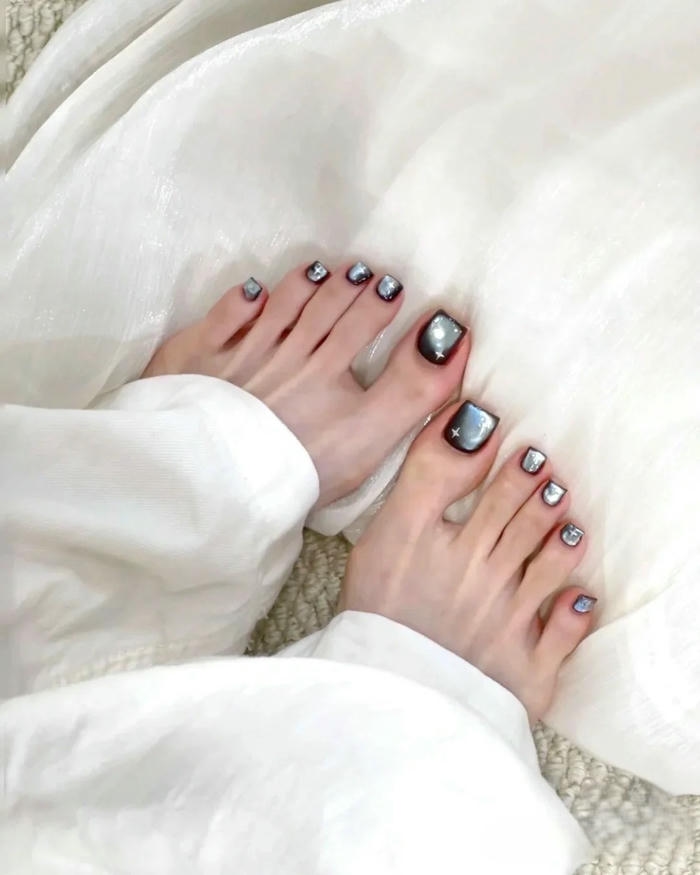 Mẫu nail chân đính đá màu bạc lấp lánh tiểu thư