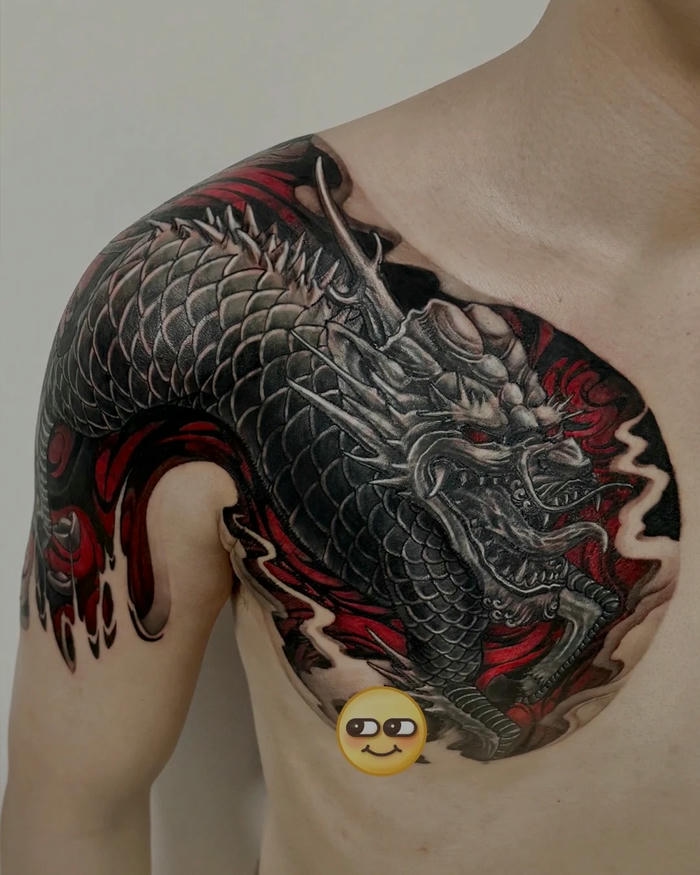 Mẫu xăm kỳ lân đầu rồng trên ngực phối màu đỏ