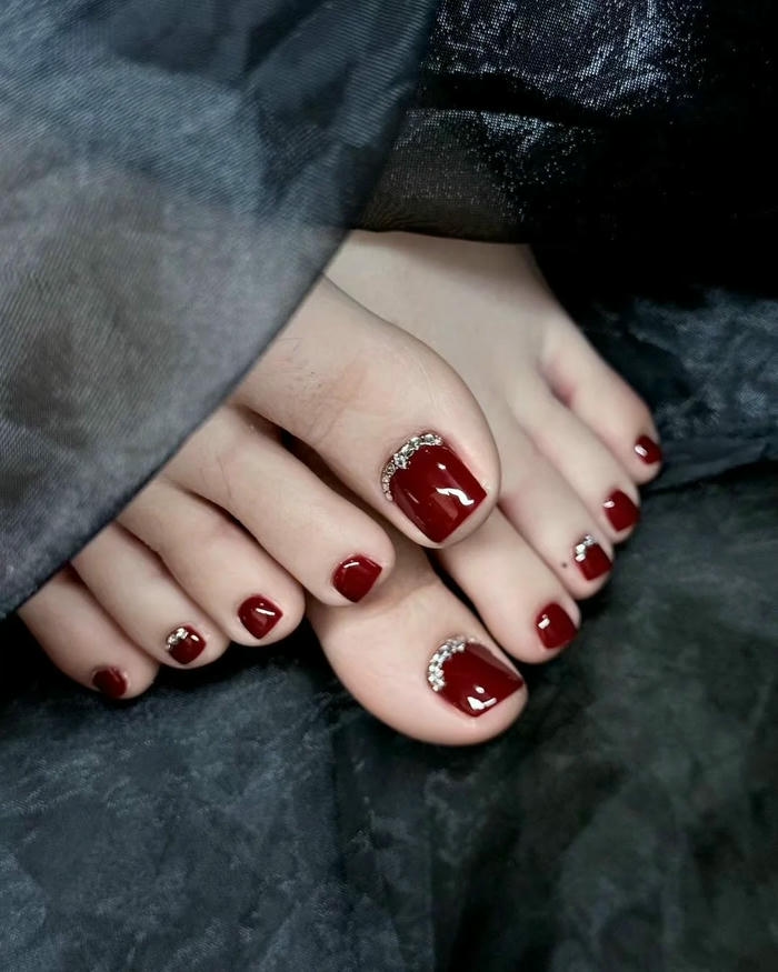 Nail chân đính đá màu mận chín sang trọng quyến rũ