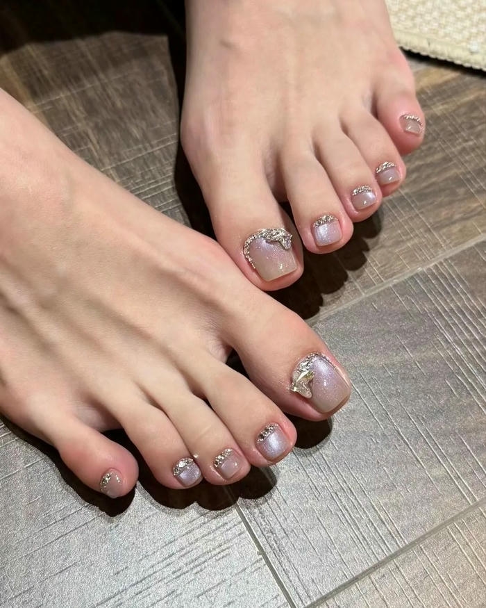 Nail chân đính đá màu tím khói lạ mắt thu hút