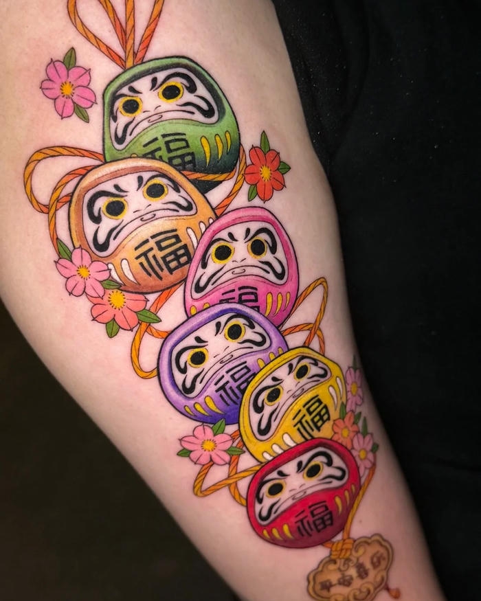Tattoo Daruma nhiều màu sắc xếp chồng lên nhau