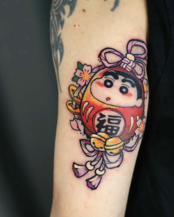Tattoo Shin cậu bé bút chì hóa trang Daruma