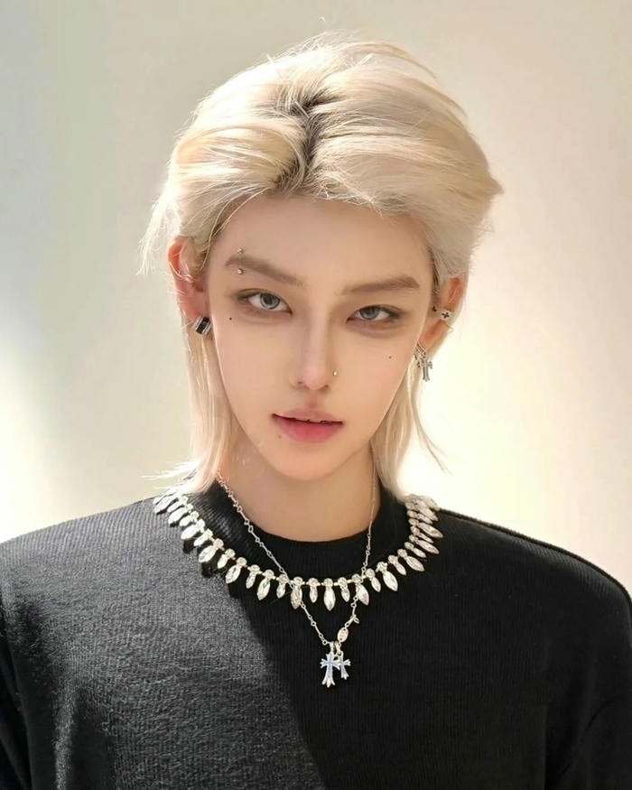 Tóc Mullet Side Part màu bạch kim phong cách Hàn Quốc