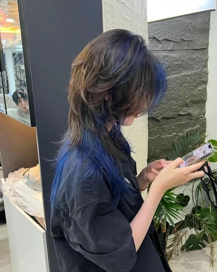 Tóc layer đuôi sói nữ màu đen ánh xanh huyền bí