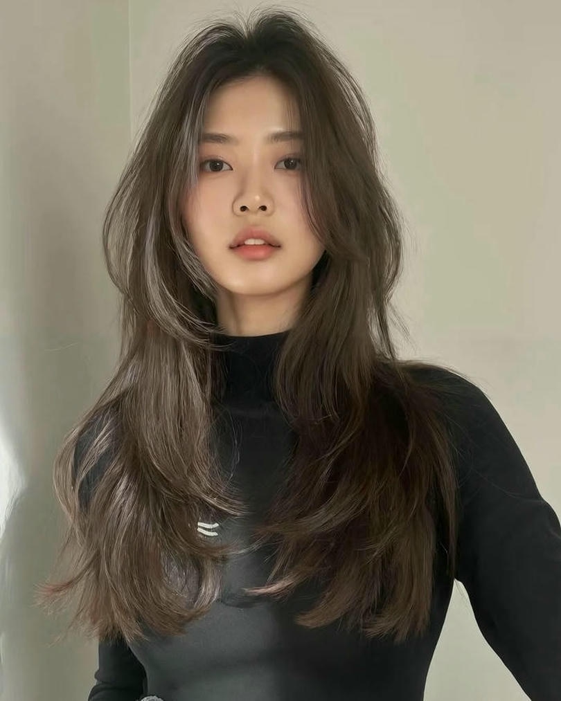 Tóc layer xoăn lơi nhẹ nhàng màu đen phong cách hiện đại