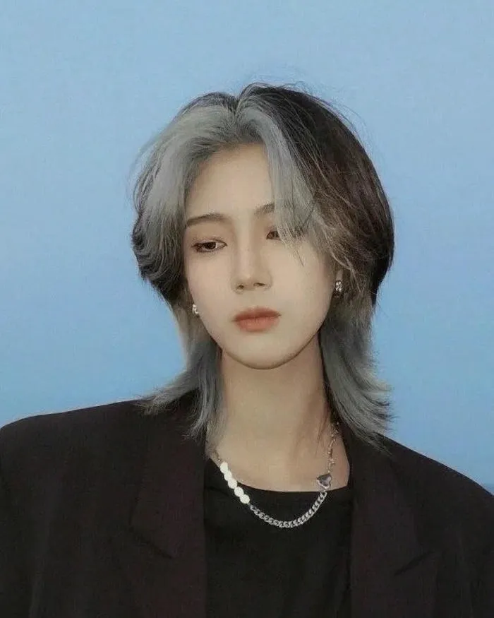 Tóc mullet đuôi sói nữ màu xám khói rẽ ngôi giữa