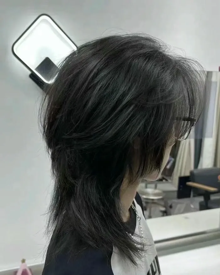 Tóc mullet đuôi sói nữ ngắn màu đen tỉa layer