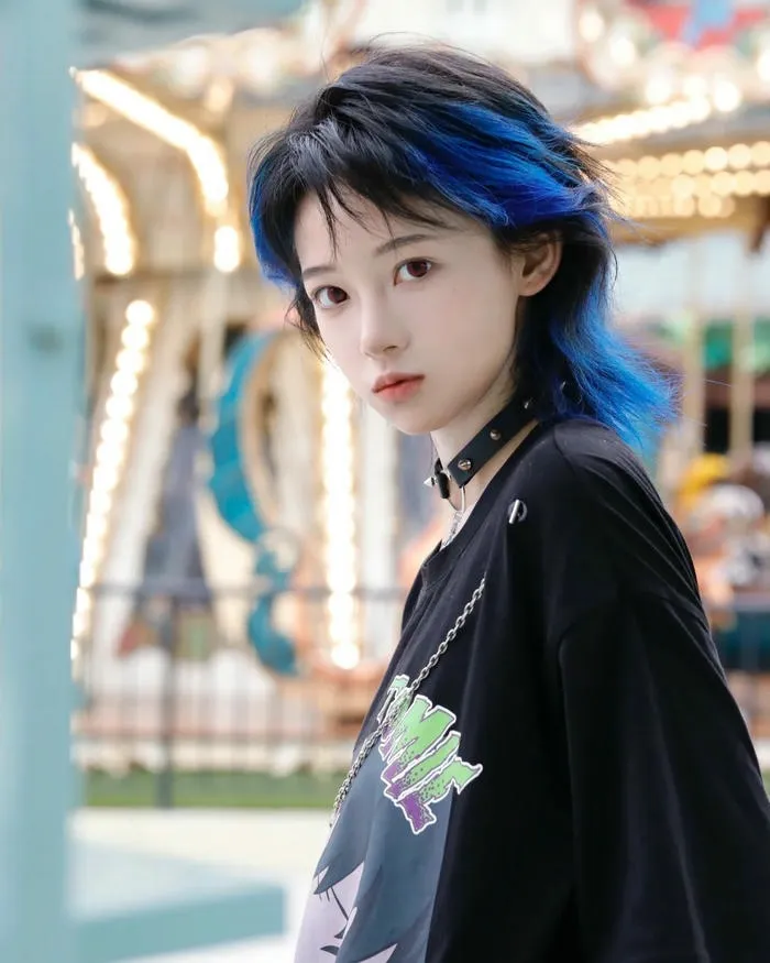 Tóc mullet đuôi sói nữ nhuộm đuôi màu xanh dương sáng