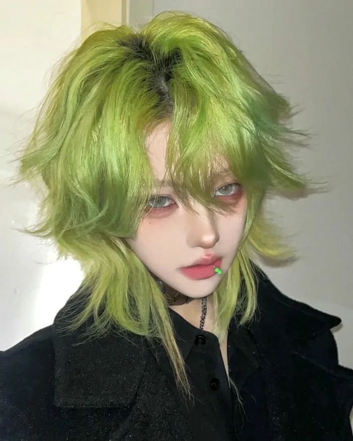 Tóc mullet đuôi sói nữ nhuộm màu xanh lá nổi bật