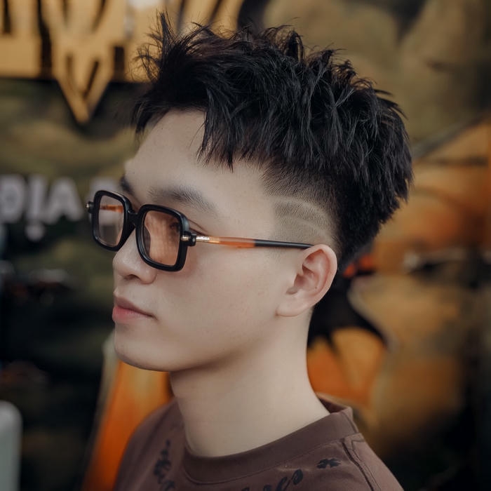 Tóc nam ngắn vuốt dựng textured tạo độ phồng dày dặn