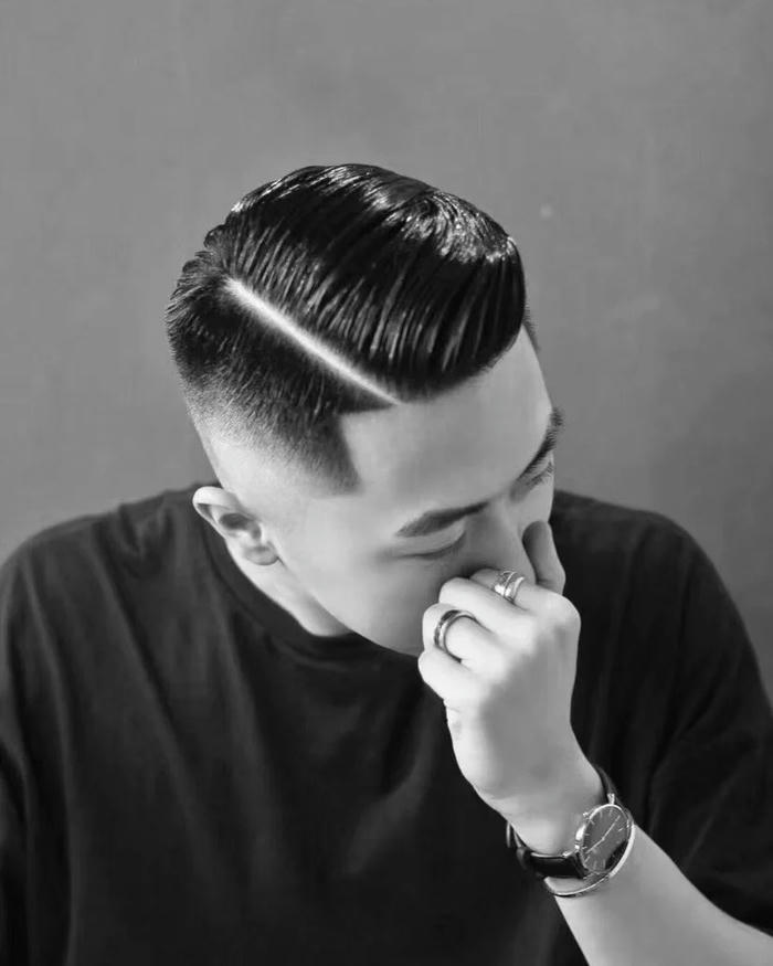 Tóc side part vuốt ngược cổ điển đường ngôi rõ nét