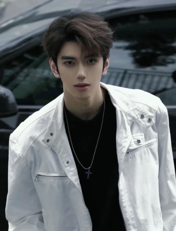 Tóc side part vuốt ngược đen tự nhiên mặc áo trắng