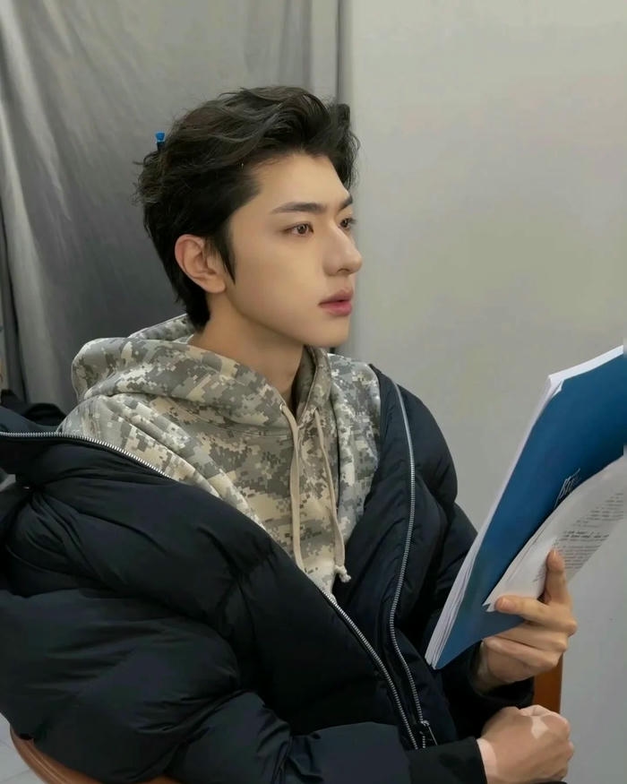 Tóc side part vuốt ngược mái rủ nhẹ nhàng lãng tử