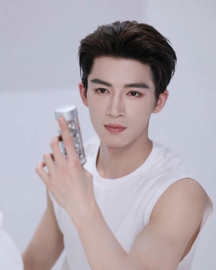 Tóc side part vuốt ngược ngắn gọn gàng lịch lãm