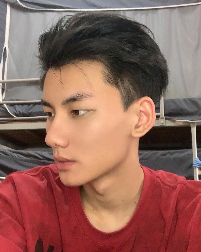 Tóc side part vuốt ngược phồng chân tóc trẻ trung