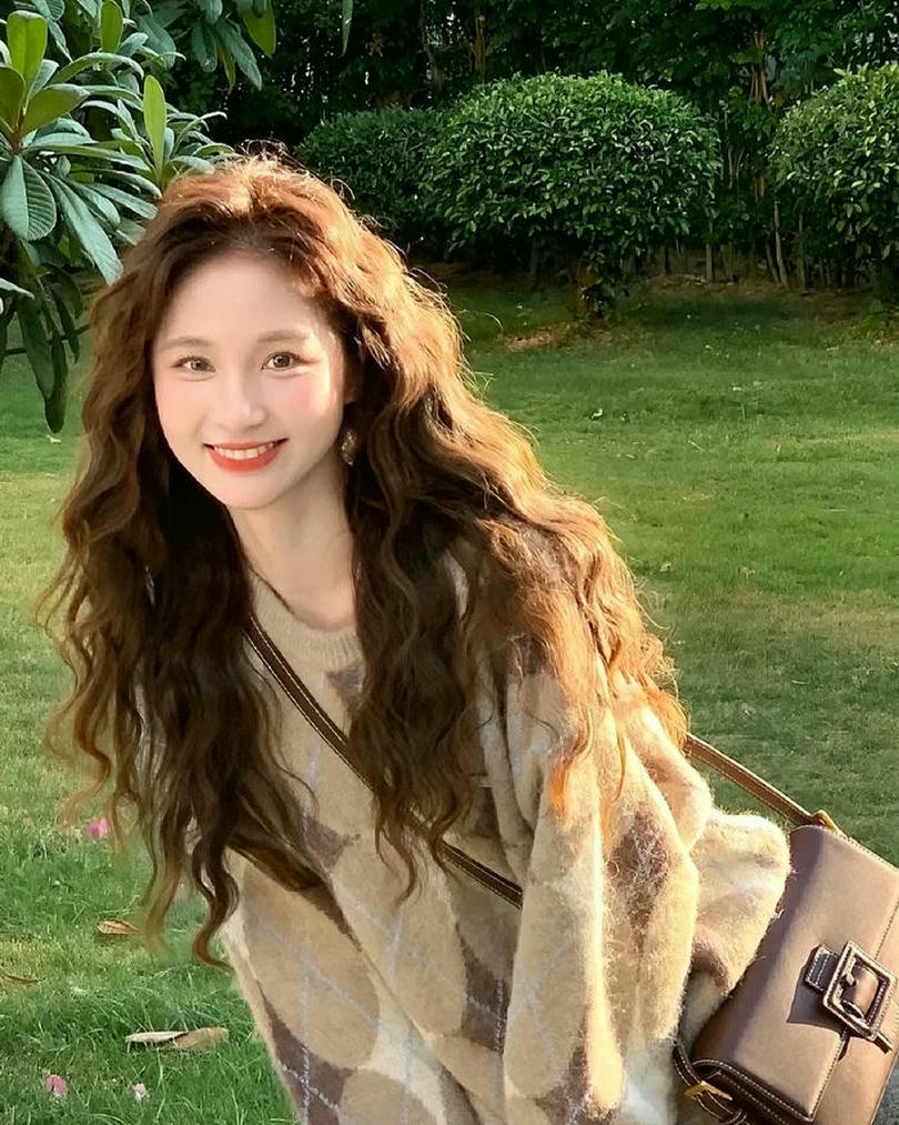 Tóc uốn sóng nước nhẹ nhàng buông xõa chụp ngoài trời