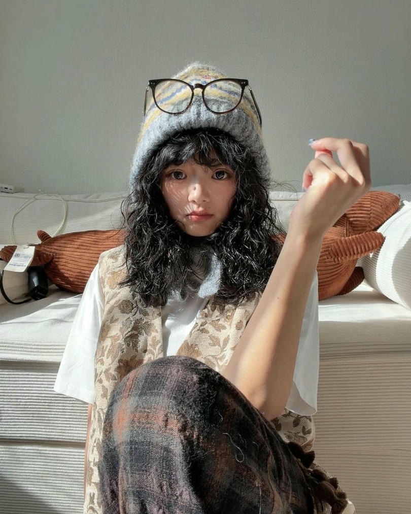 Tóc xoăn xù mì kết hợp mũ len và kính năng động