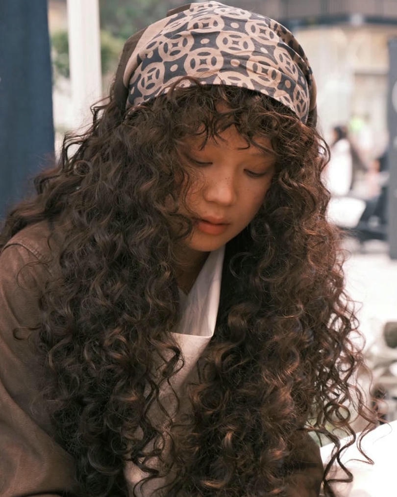 Tóc xù mì tôm lọn nhỏ kết hợp khăn turban cá tính