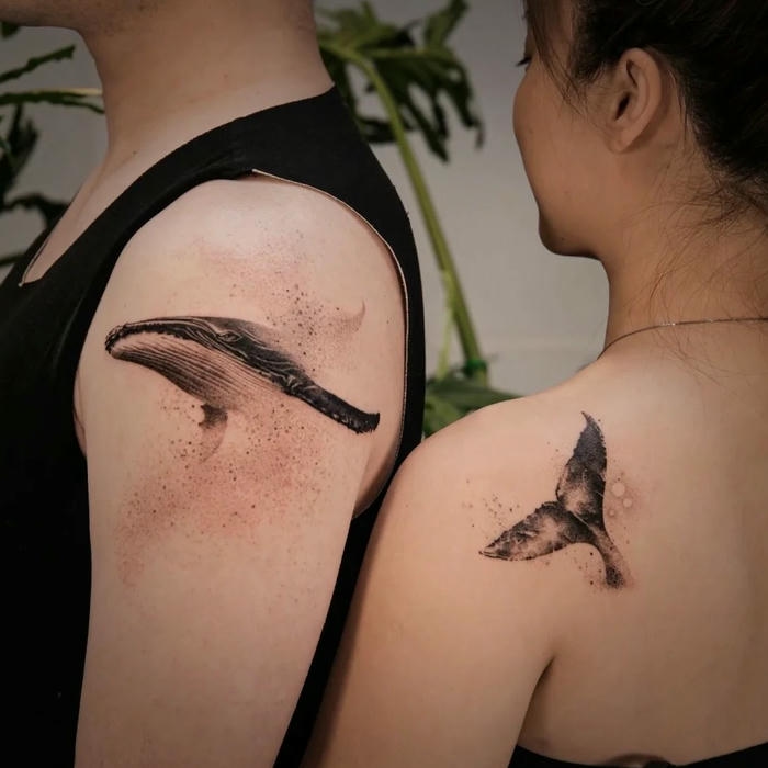 Xăm cặp cá voi đen chia nửa trên vai độc đáo