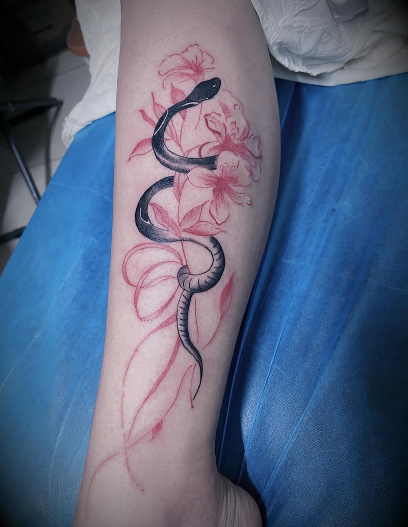 Xăm hình bắp chân nữ mềm mại quyến rũ