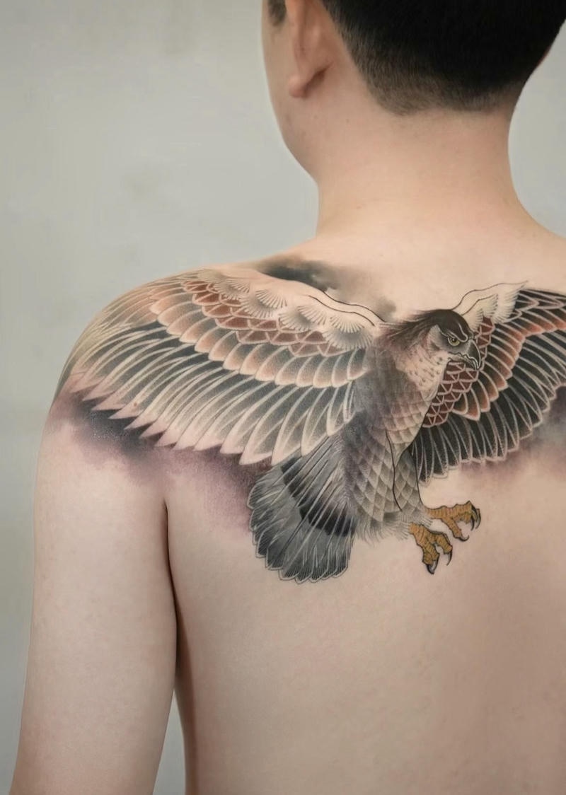 Xăm hình đại bàng bay giữa bão tố